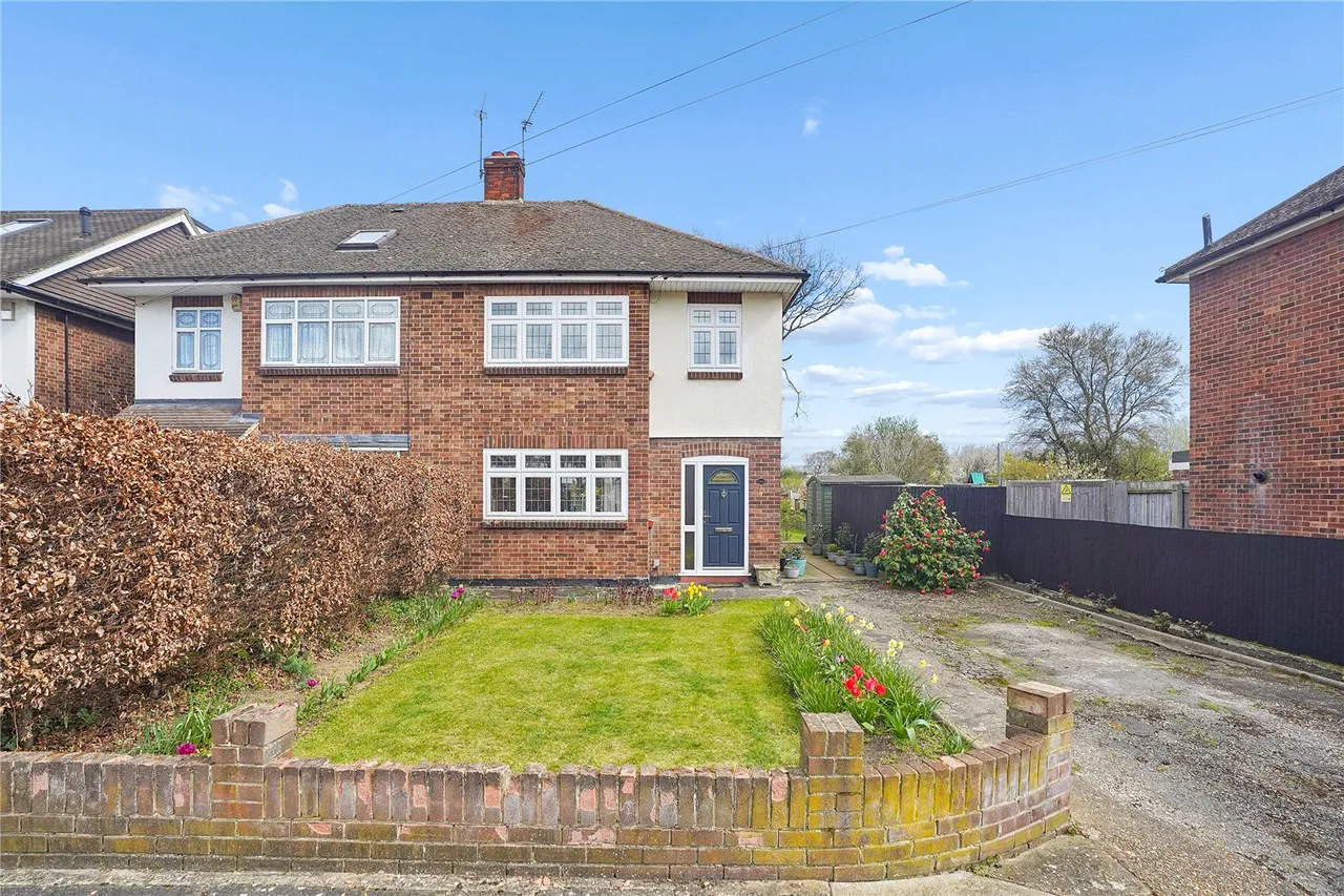 3 bed house for sale — Winchester Avenue, Upminster, RM14