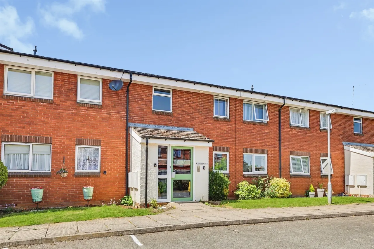 2 bed flat for sale — Elmhurst Court, Northampton