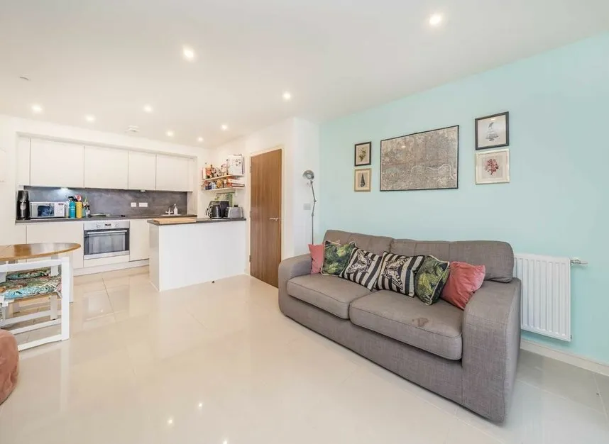 Shearwater Drive, West Hendon, NW9, photo 4