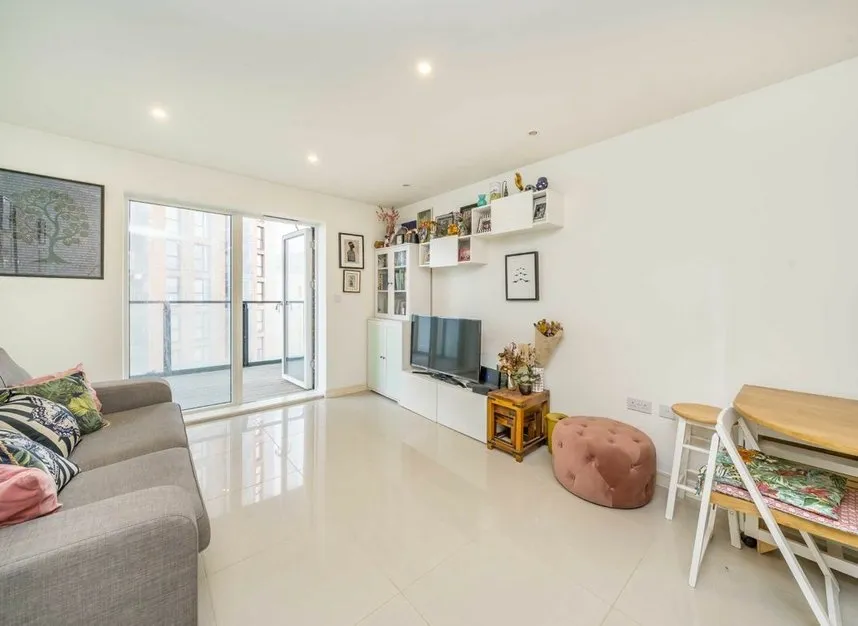 Shearwater Drive, West Hendon, NW9, photo 3