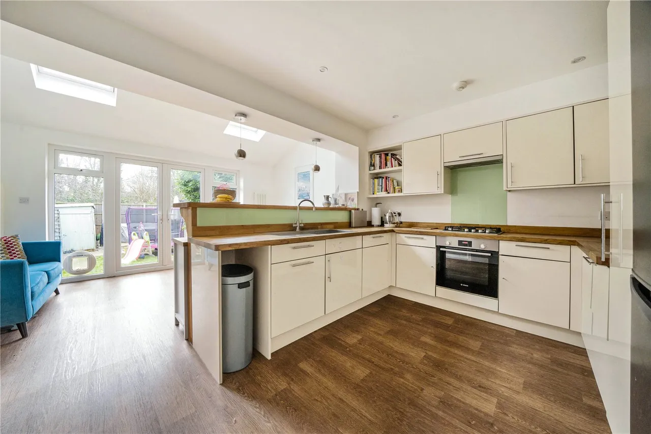 Lincoln Avenue, Twickenham, TW2 6NH, photo 2
