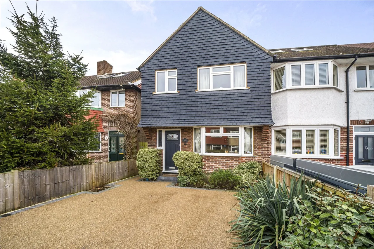4 bed house for sale — Lincoln Avenue, Twickenham, TW2 6NH