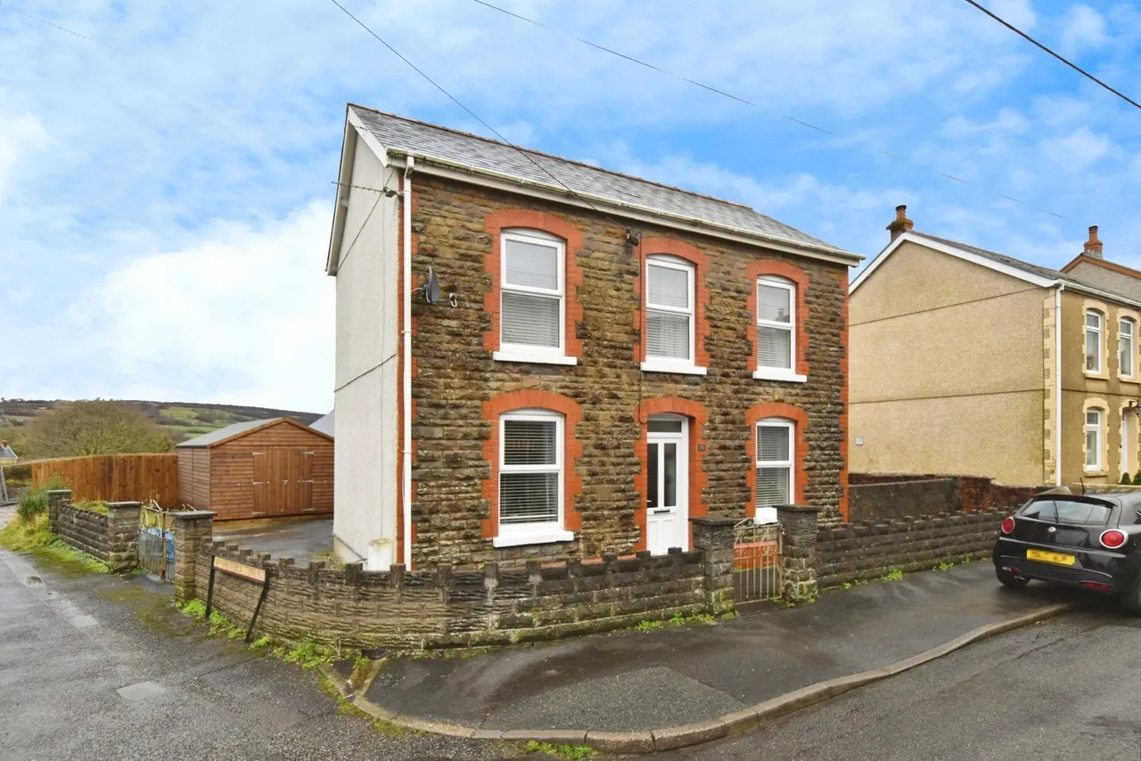 3 bed house for sale, Wernoleu Road, Betws, SA18