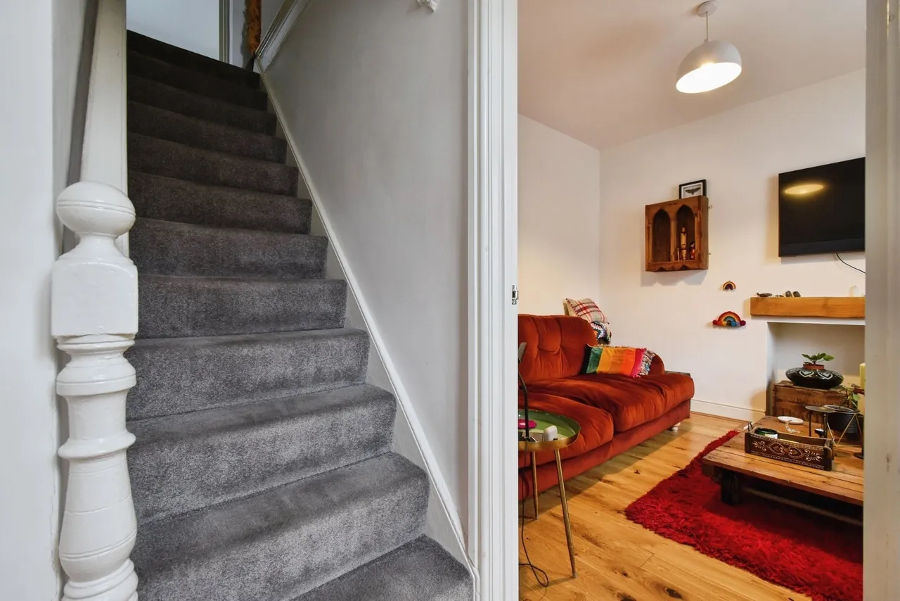 Wernoleu Road, Betws, SA18, photo 3