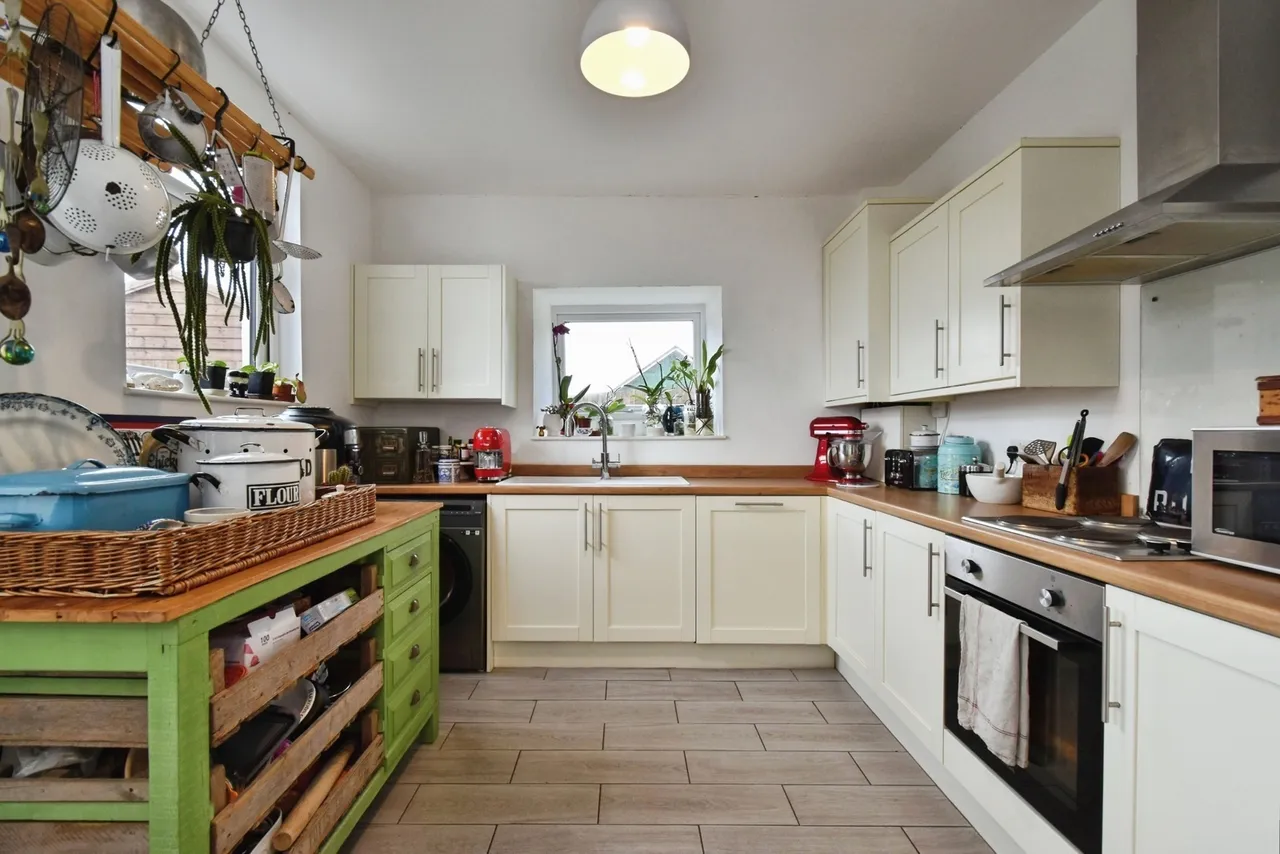 Wernoleu Road, Betws, SA18, photo 8