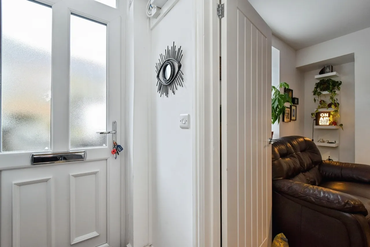 Wernoleu Road, Betws, SA18, photo 2