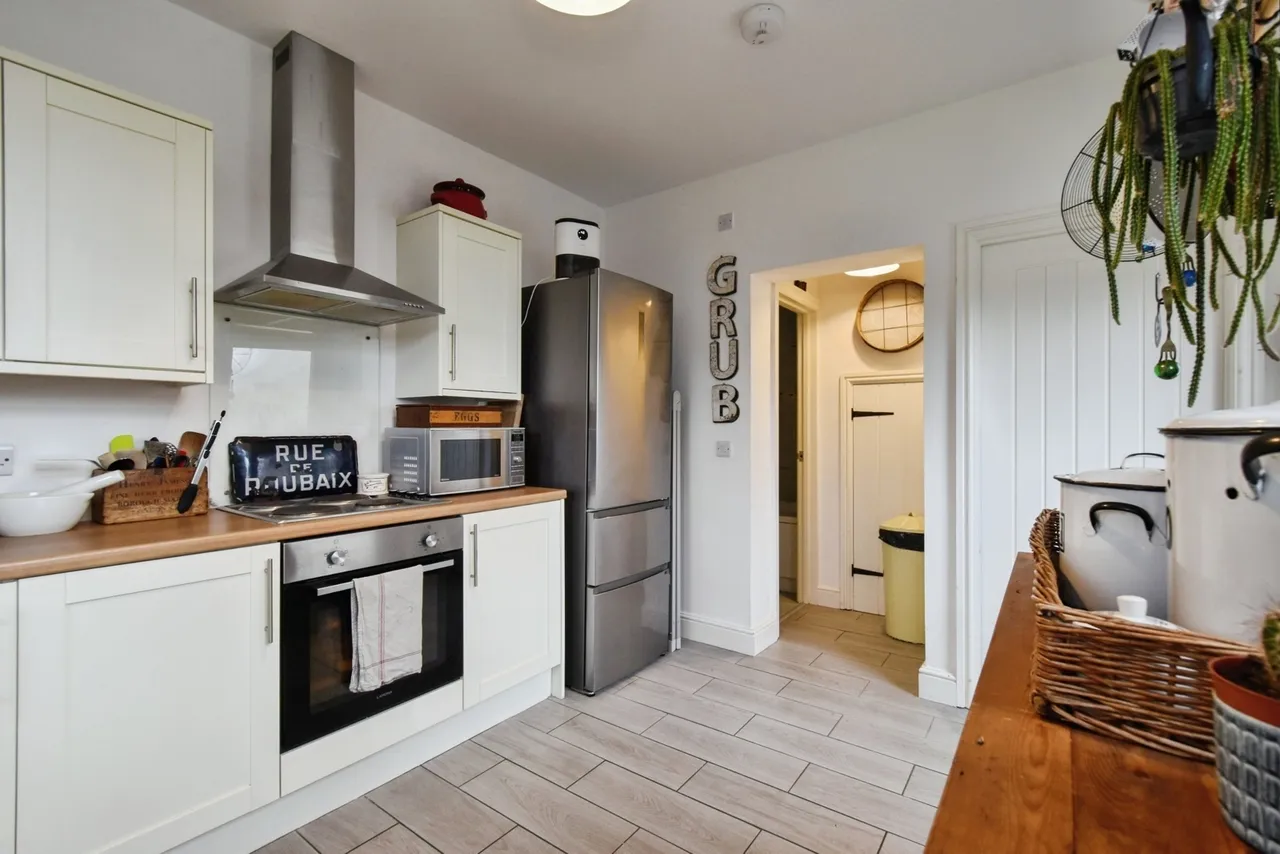 Wernoleu Road, Betws, SA18, photo 9