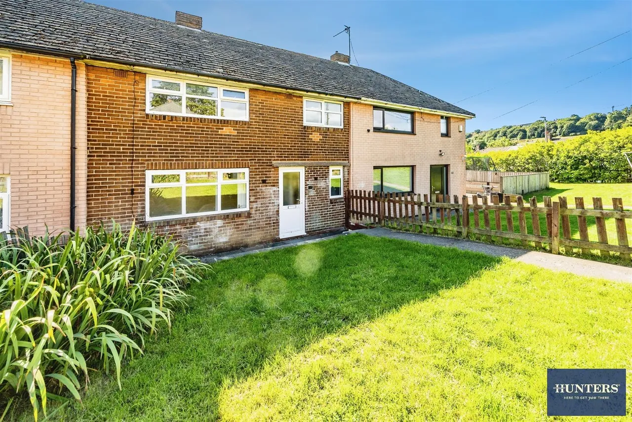 3 bed house for sale — Woodbrook Place Mixenden, Halifax, HX2 8QA