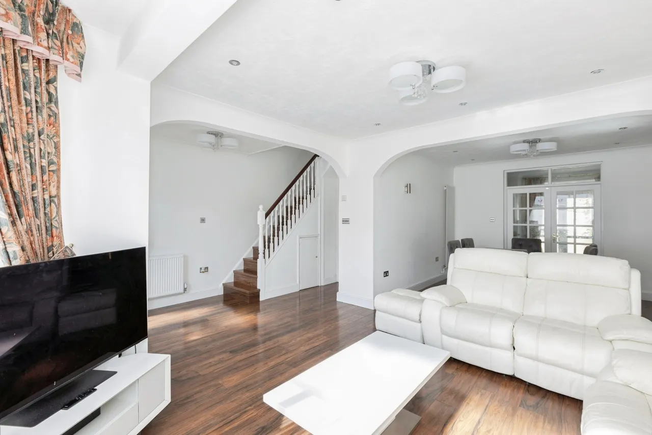 Denham Drive, ILFORD, Essex, IG2, photo 2