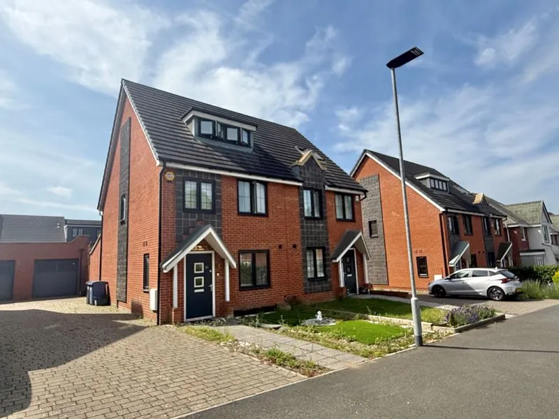 4 bed house for sale — Kennedy Avenue, High Wycombe HP11 1BY