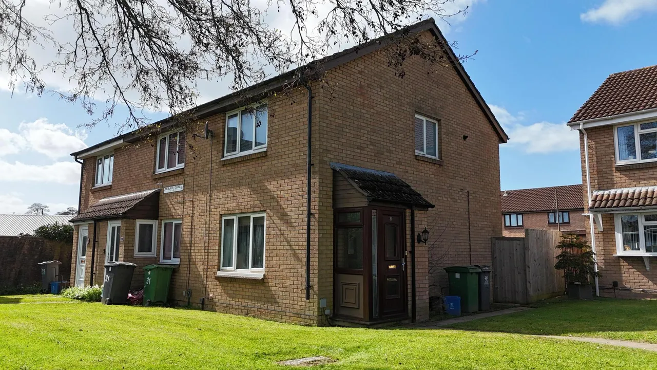 2 bed house for sale — Limeslade Close, Cardiff, CF5