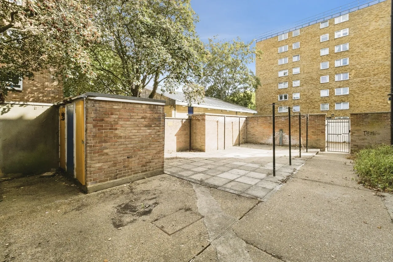 Lawrence Avenue, Manor Park, E12, photo 17