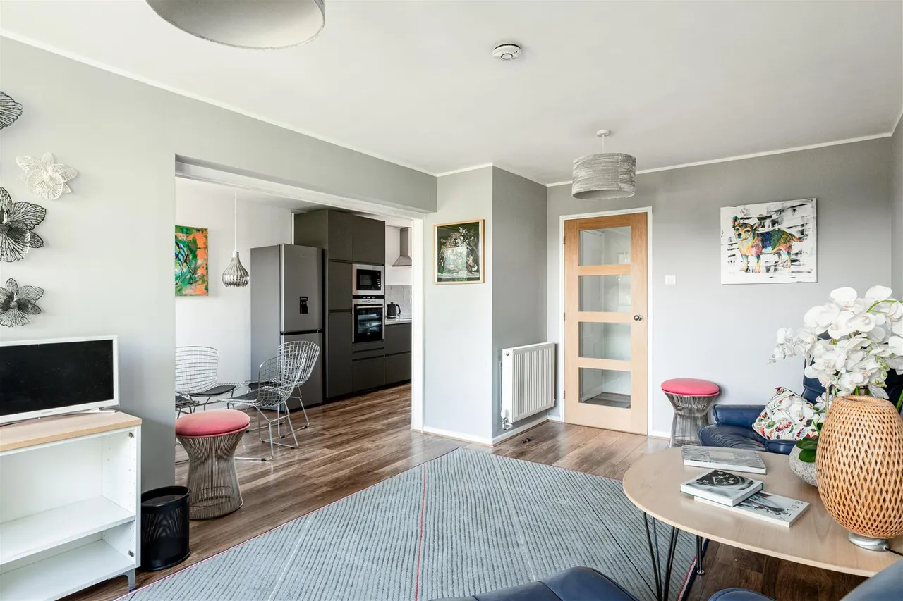 Justin Close, Brentford, TW8, photo 4