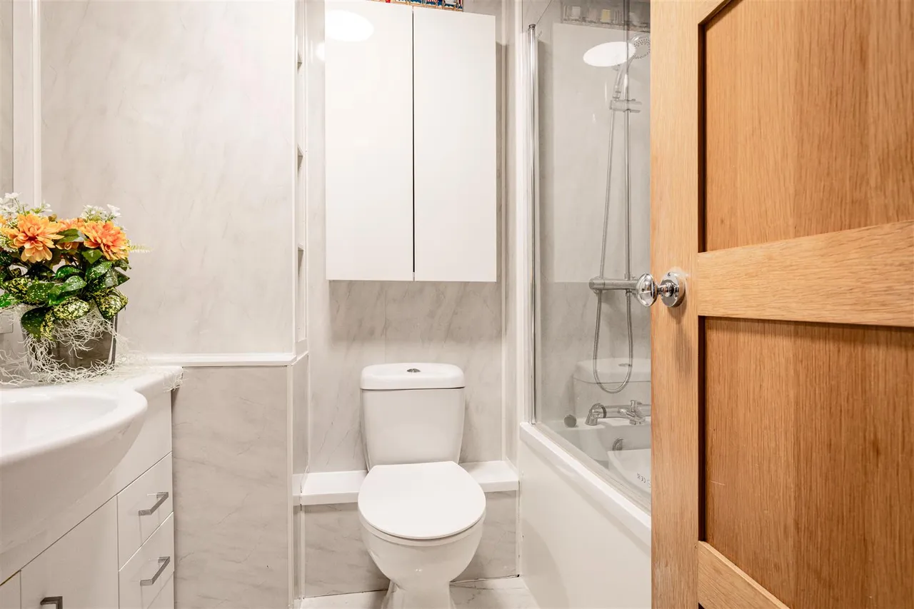 Justin Close, Brentford, TW8, photo 10