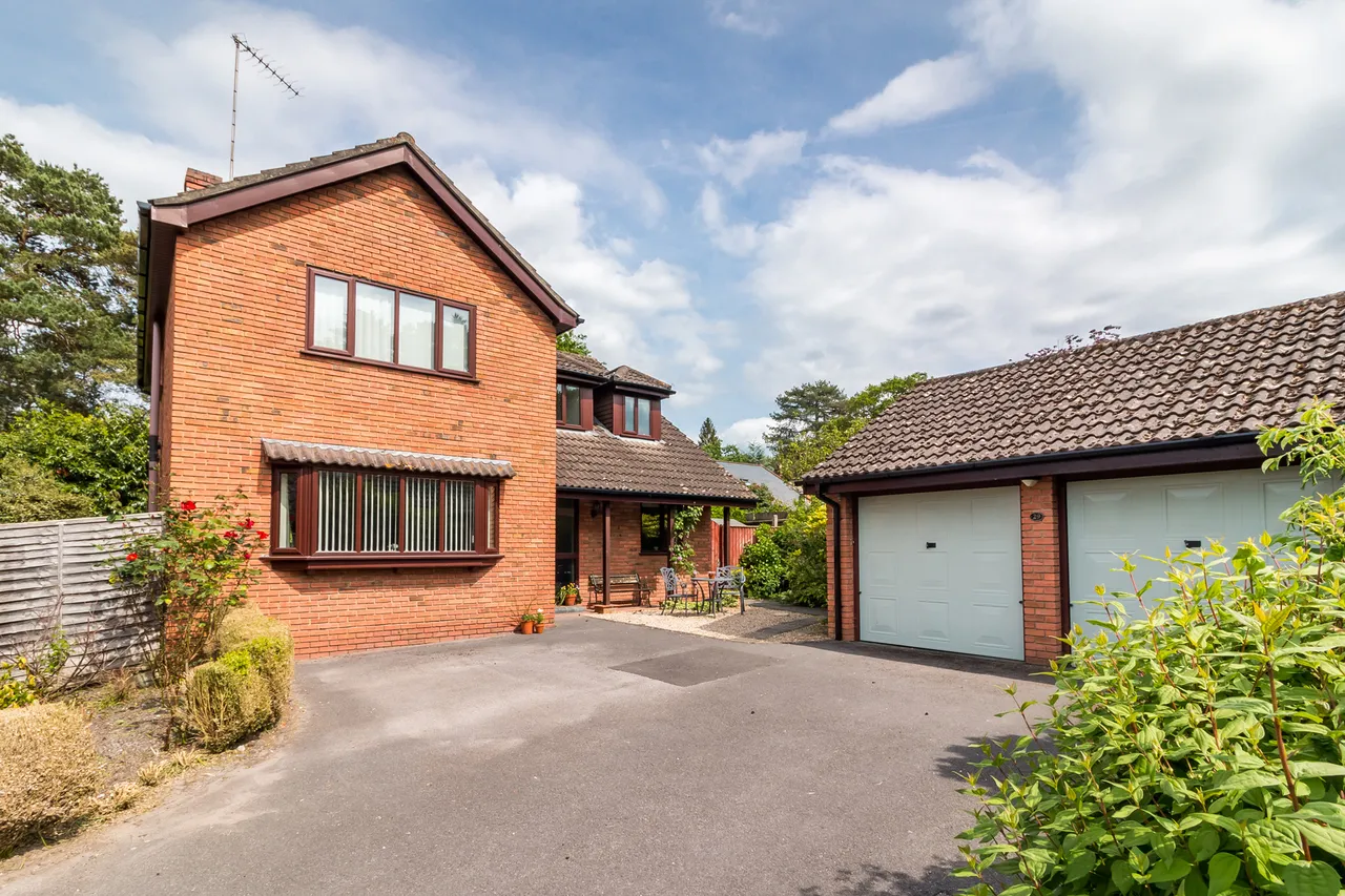 5 bed house for sale — 29 Fernwood Close, St Ives, Ringwood, BH24 2NQ