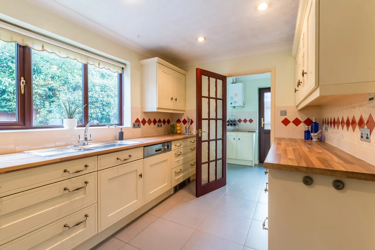 29 Fernwood Close, St Ives, Ringwood, BH24 2NQ, photo 5