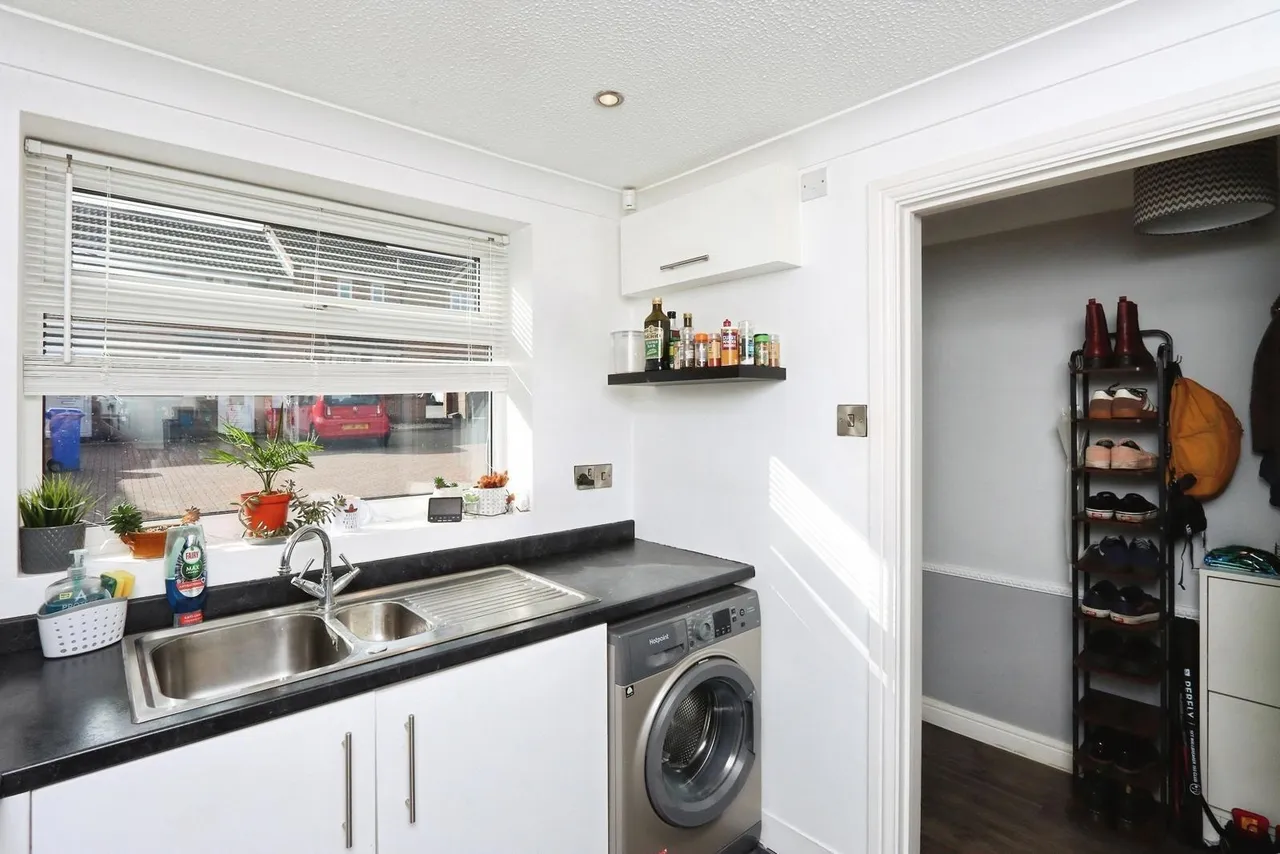 Middle Ox Gardens, Halfway, Sheffield, S20, photo 13