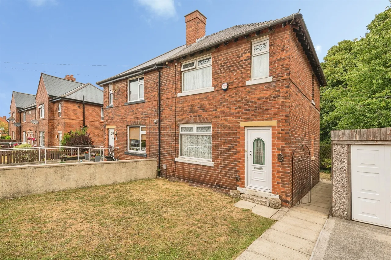 3 bed house for sale — Cross Road, Dewsbury
