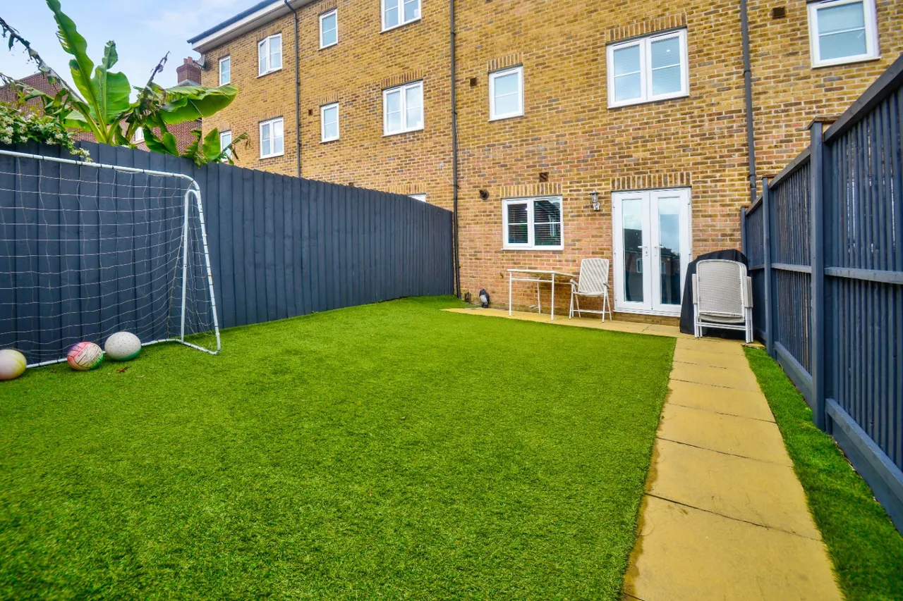 The Square, Loughton, IG10, photo 14