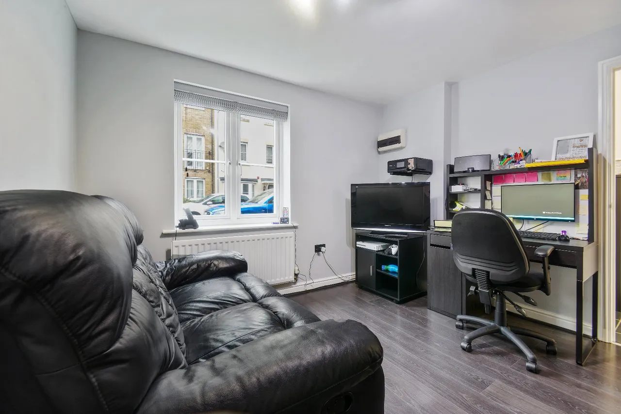 The Square, Loughton, IG10, photo 6