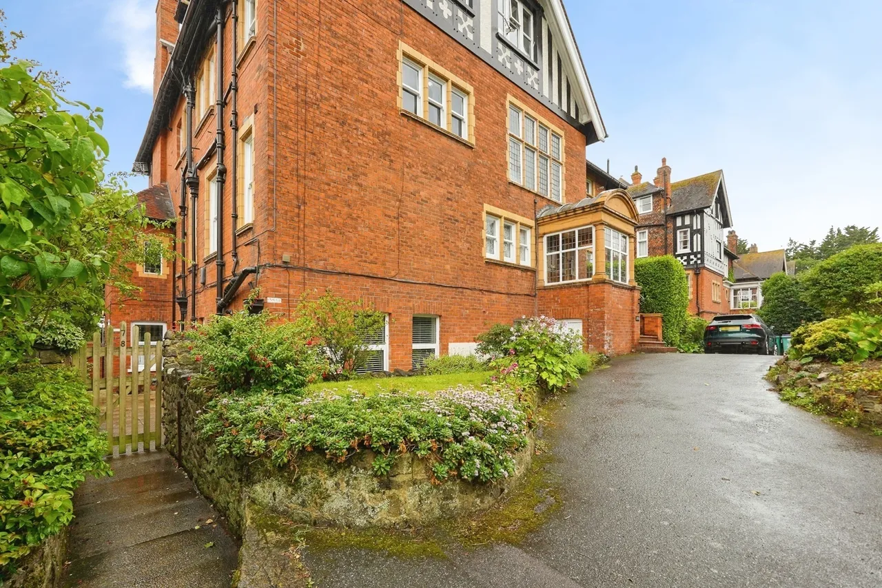 2 bed flat for sale — Sandgate Road, Folkestone, Kent, CT20