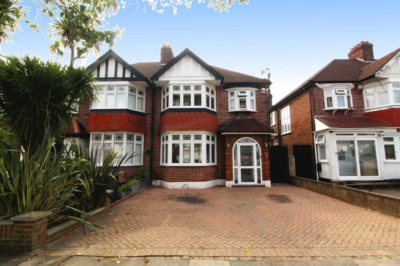 3 bed house for sale — Gloucester Gardens Cockfosters, BARNET, Hertfordshire EN4 0QW