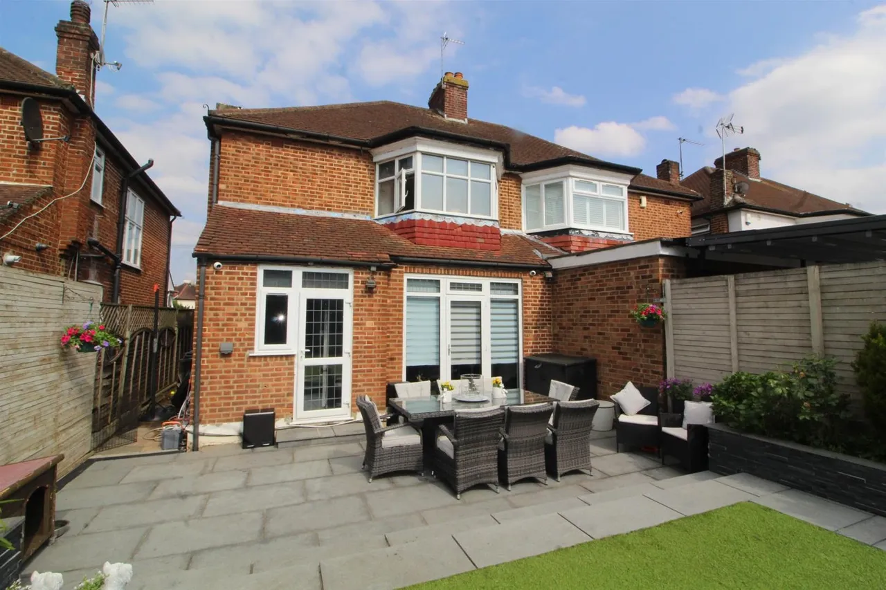 Gloucester Gardens Cockfosters, BARNET, Hertfordshire EN4 0QW, photo 12
