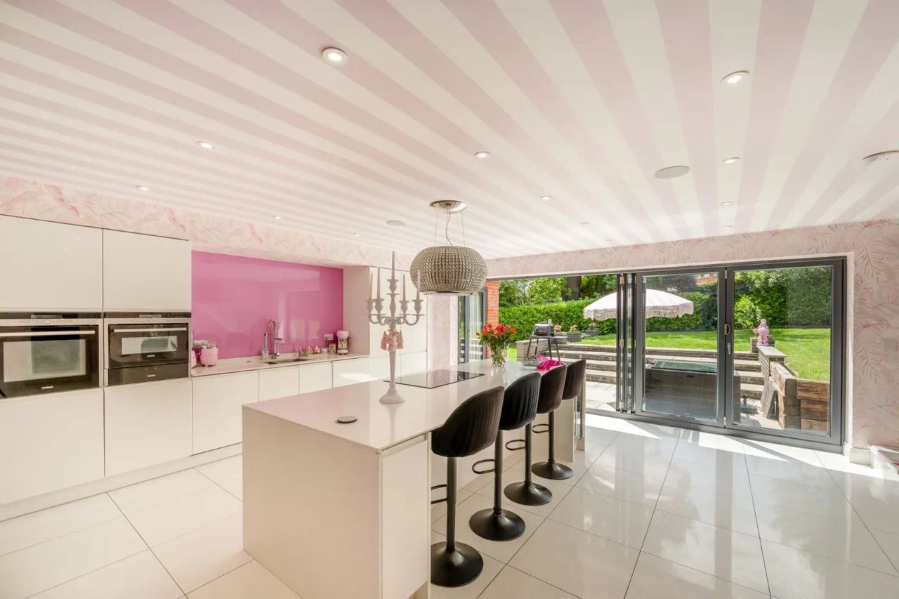 St. Davids Drive, Broxbourne, Hertfordshire, EN10 7LT, photo 2