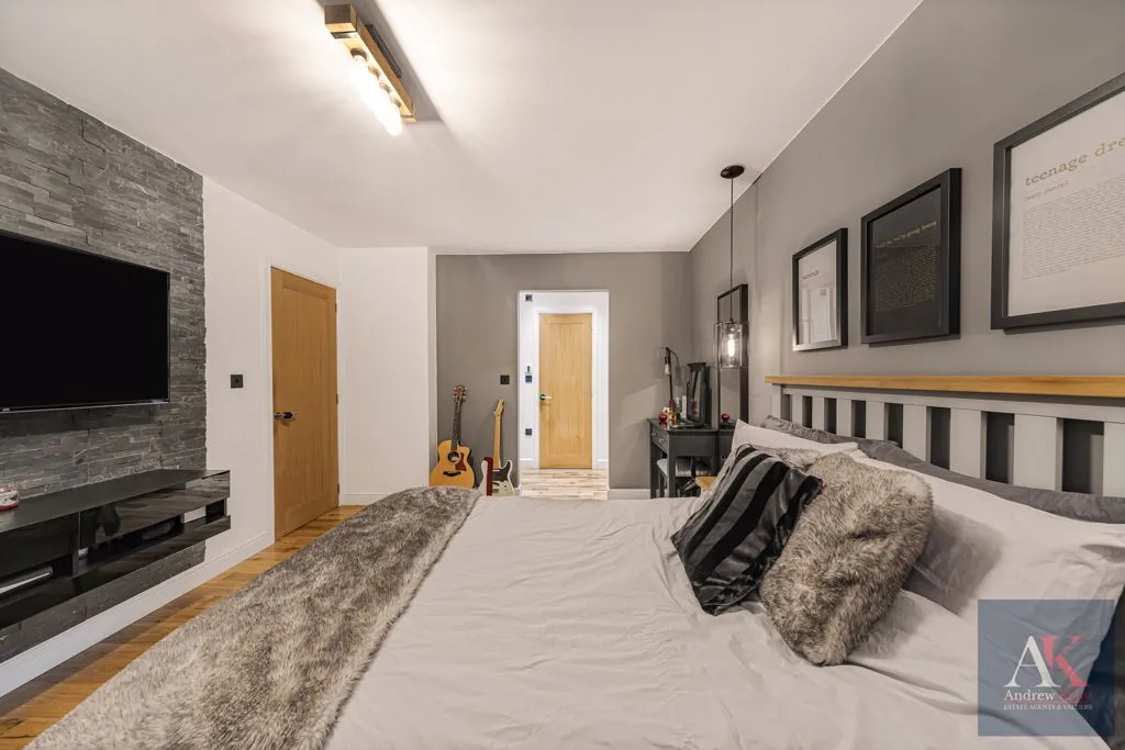 Halifax Road, Todmorden OL14 5RX, photo 32
