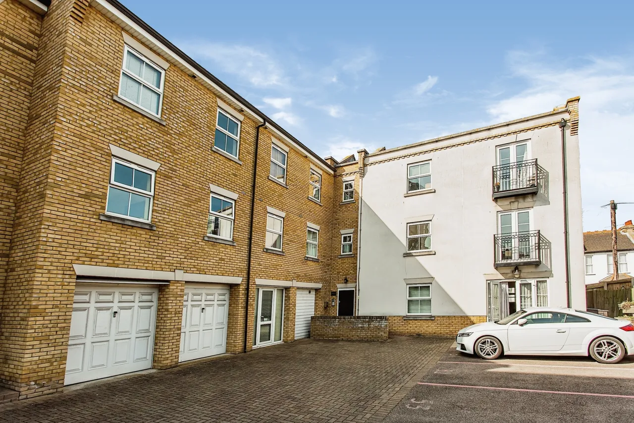 2 bed flat for sale — Audley Court, 1 Forge Way, Southend-on-Sea, Essex, SS1