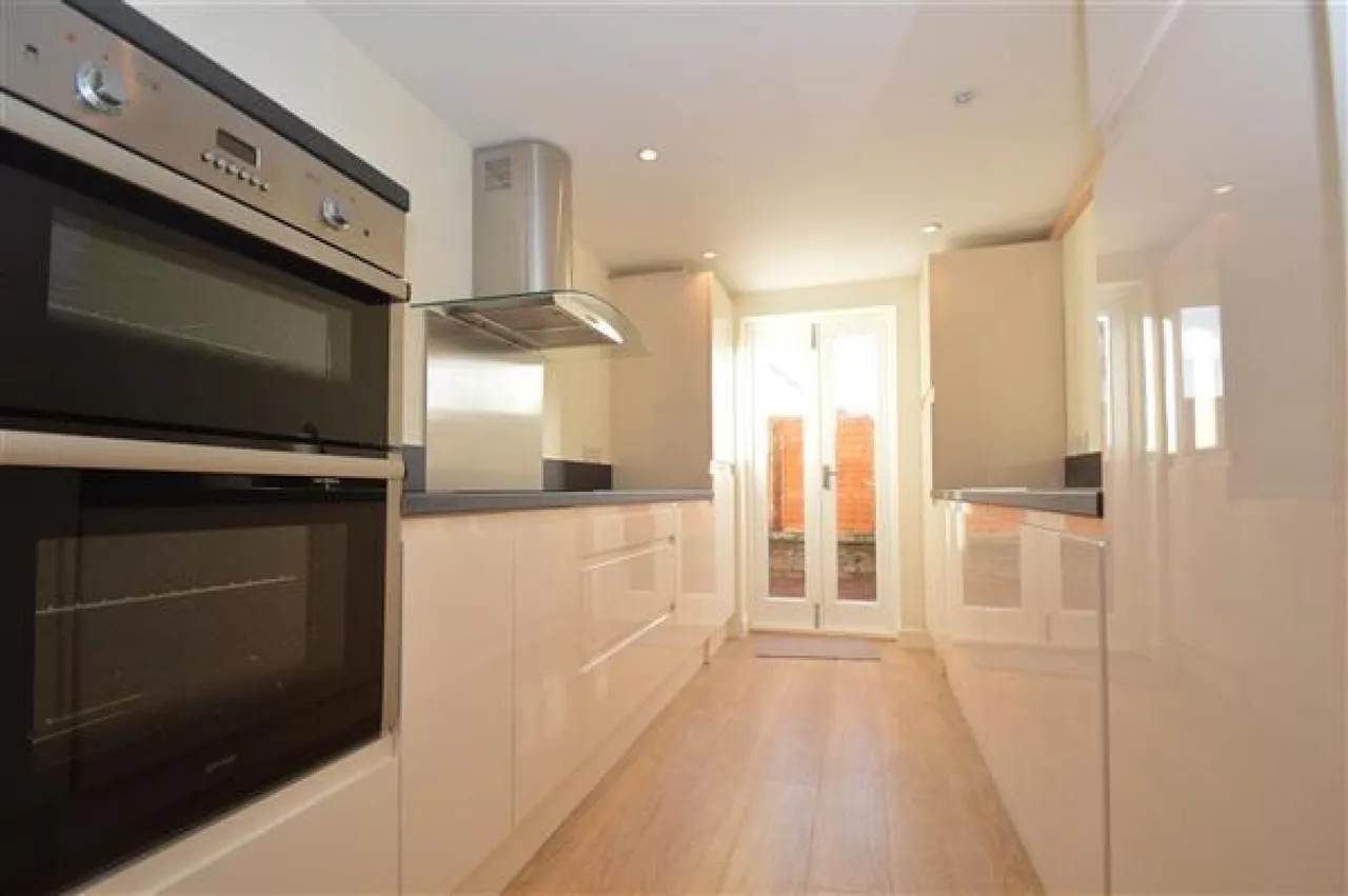 2 bed property let to rent, Old York Road, Wandsworth