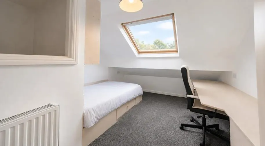 Kirkstall Lane, Top Flat, LS6, photo 6