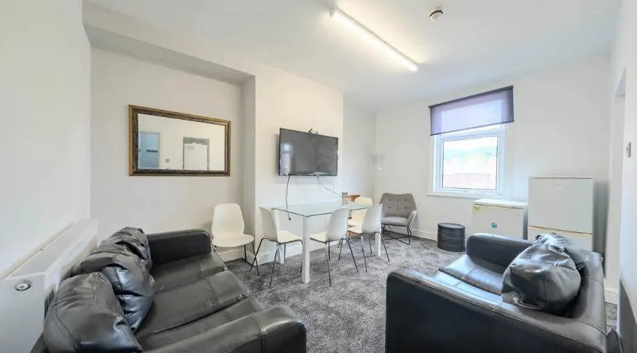 Kirkstall Lane, Top Flat, LS6, photo 2