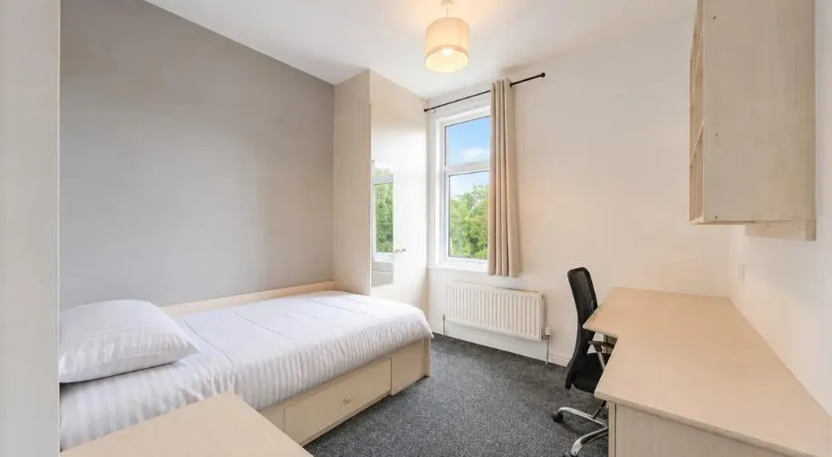 Kirkstall Lane, Top Flat, LS6, photo 4
