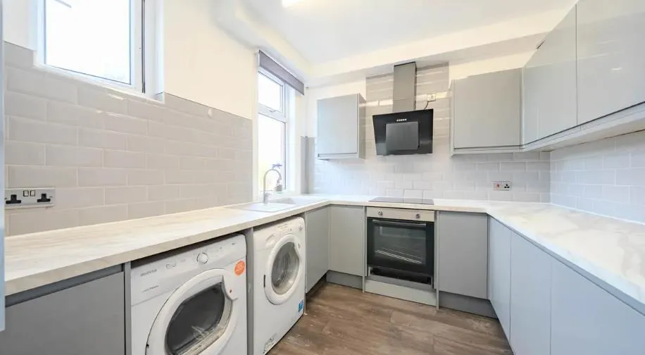 5 bed flat to rent, Kirkstall Lane, Top Flat, LS6
