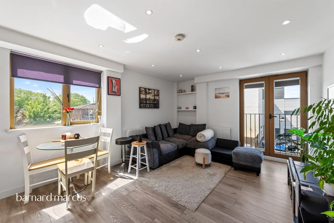 2 bed flat for sale, London Road, Cheam, SM3