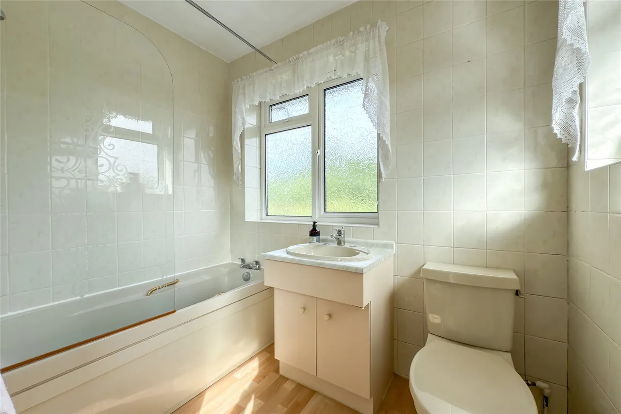 Ridgewood Drive, Harpenden, Hertfordshire, AL5 3LE, photo 11