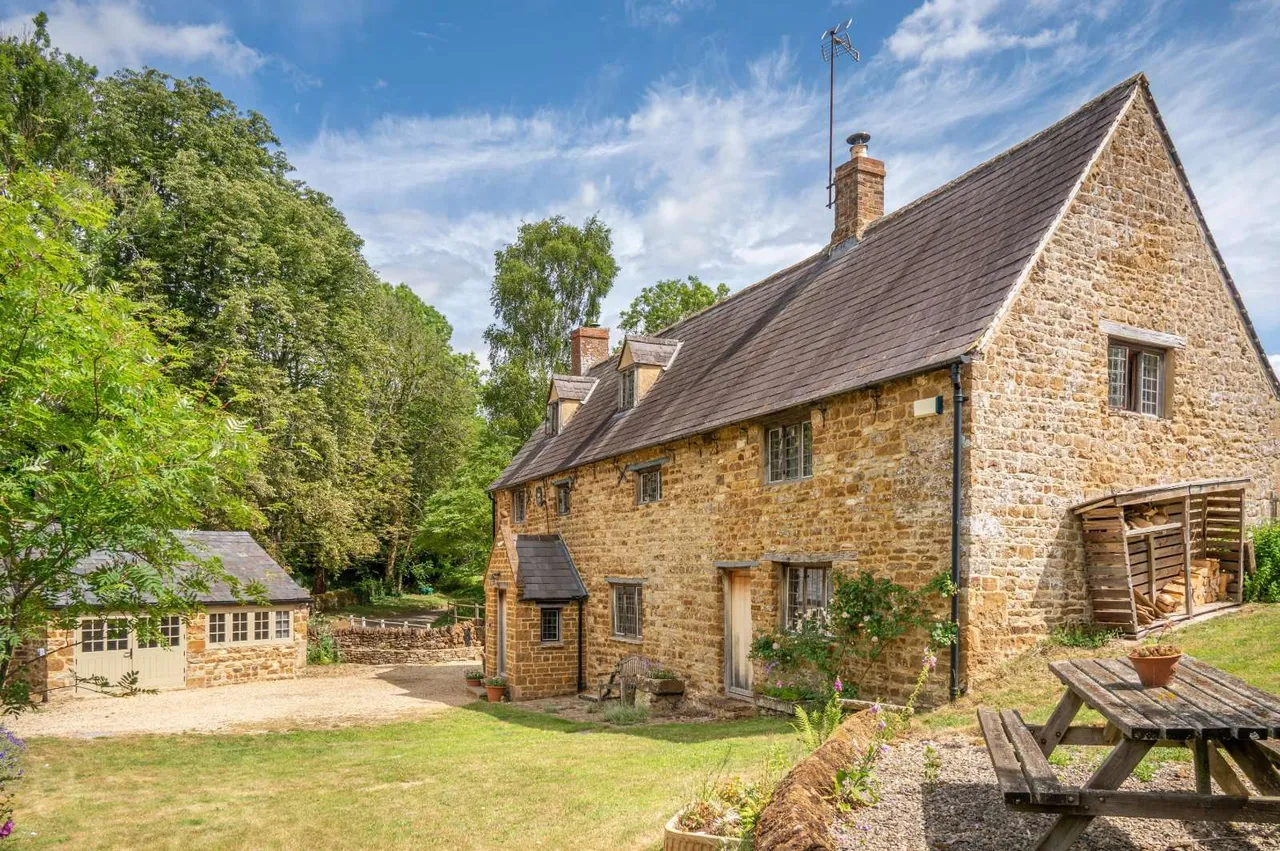 5 bed house for sale — Hook Norton Road, Swerford, Chipping Norton, Oxfordshire, OX7 4BD