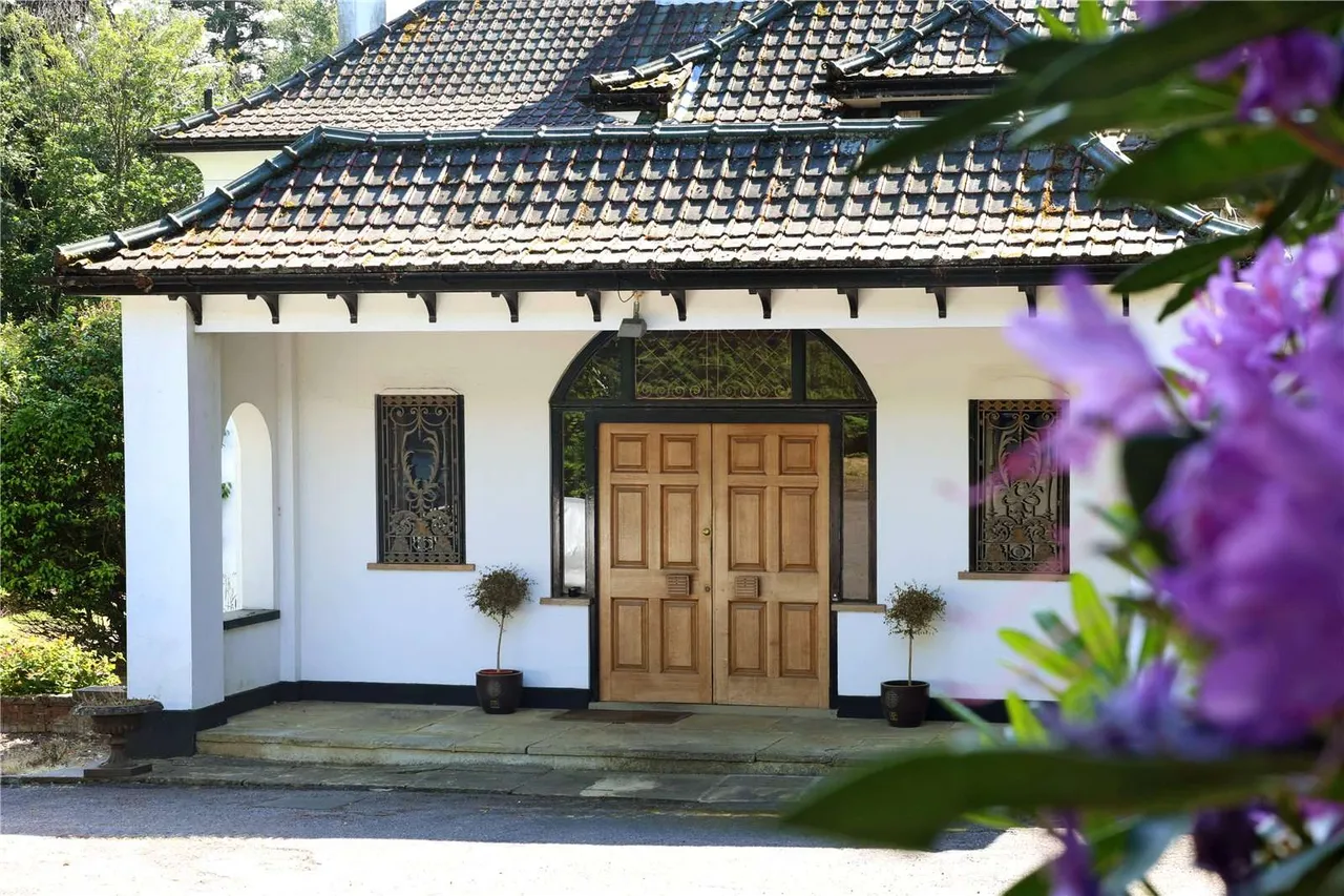 Portnall Drive, Wentworth Estate, Virginia Water, Surrey, GU25 4NN, photo 6