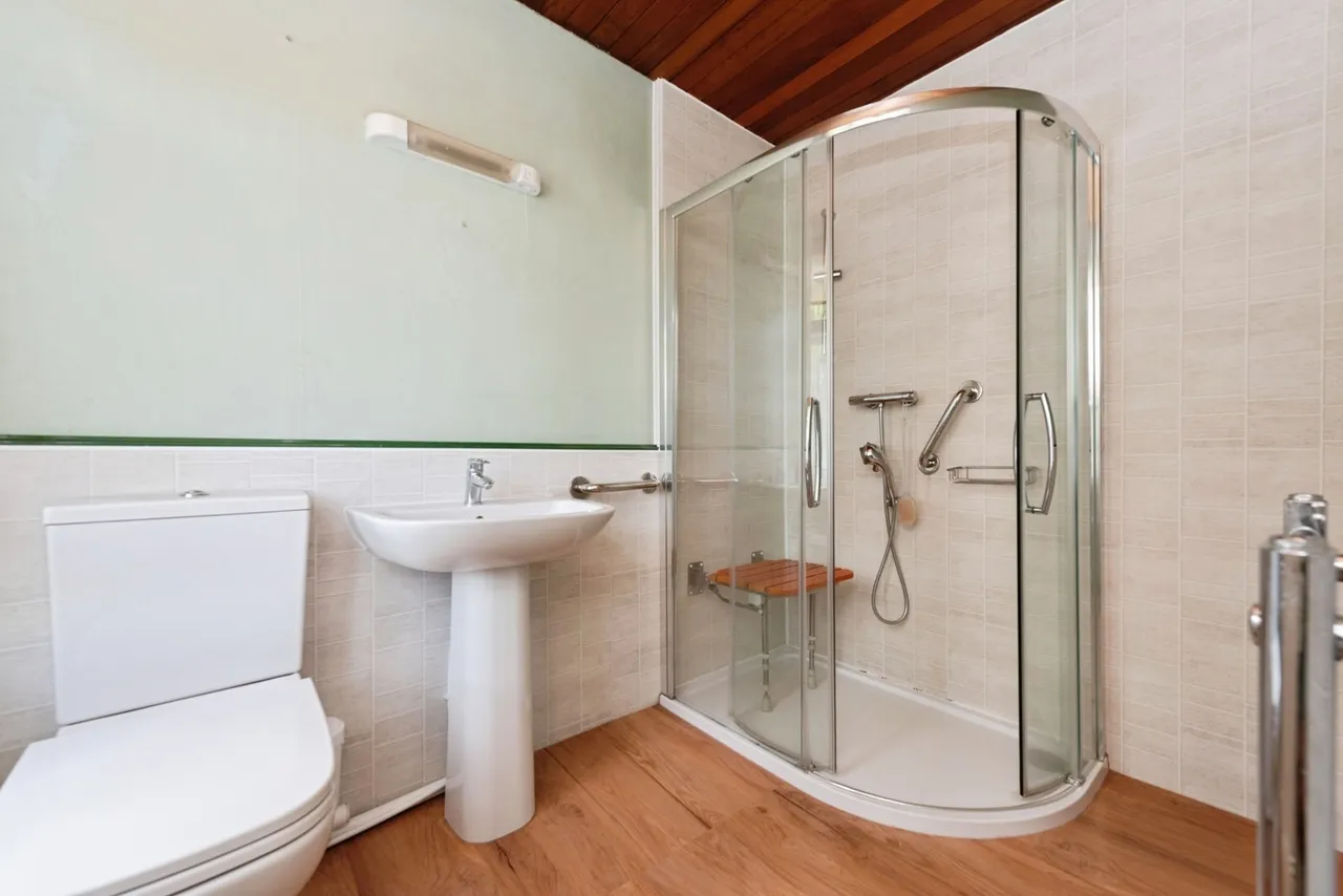 Lynwood Drive, Worcester Park, KT4, photo 14