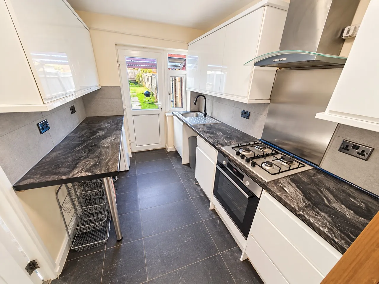 Kempton Avenue, Northolt, UB5, photo 2