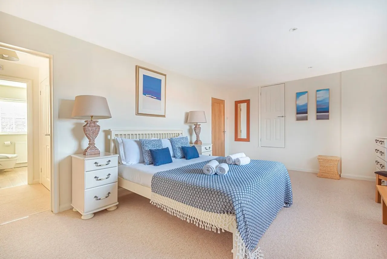 Modern Comfort and Coastal Living in, photo 11