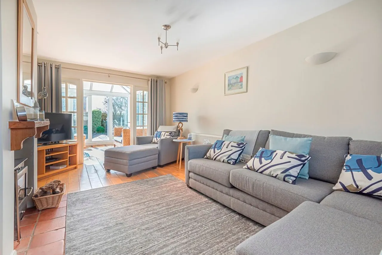 Modern Comfort and Coastal Living in, photo 10