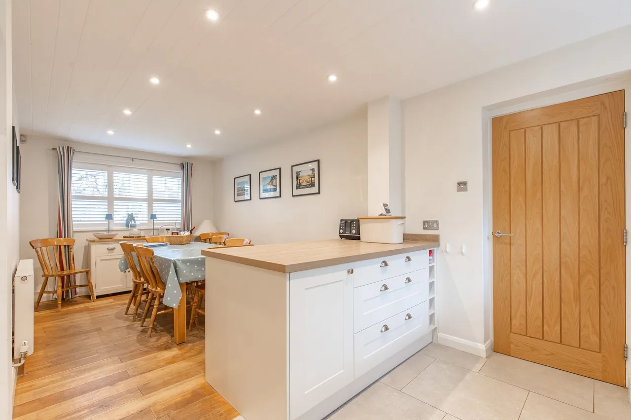 Modern Comfort and Coastal Living in, photo 5