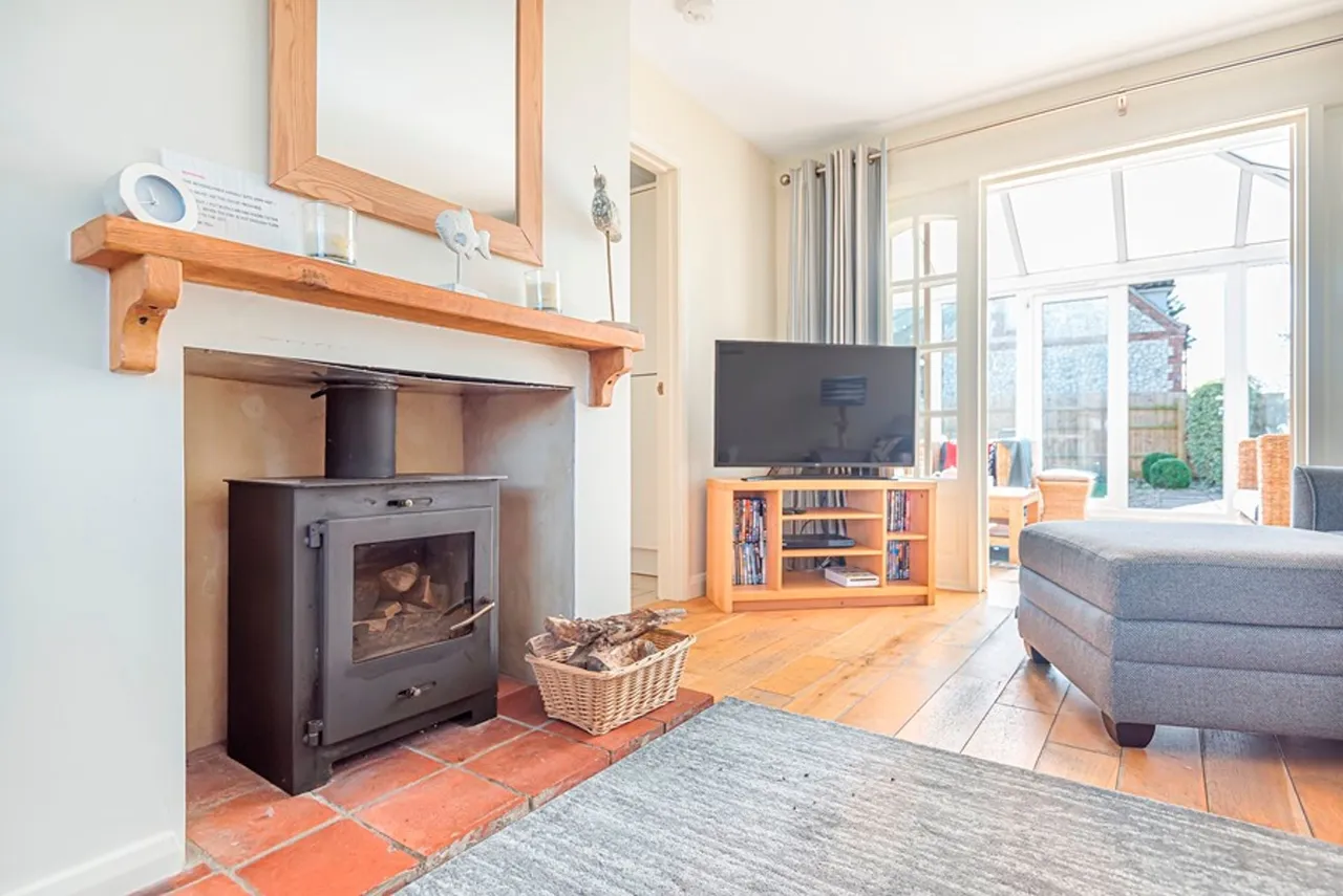 Modern Comfort and Coastal Living in, photo 6