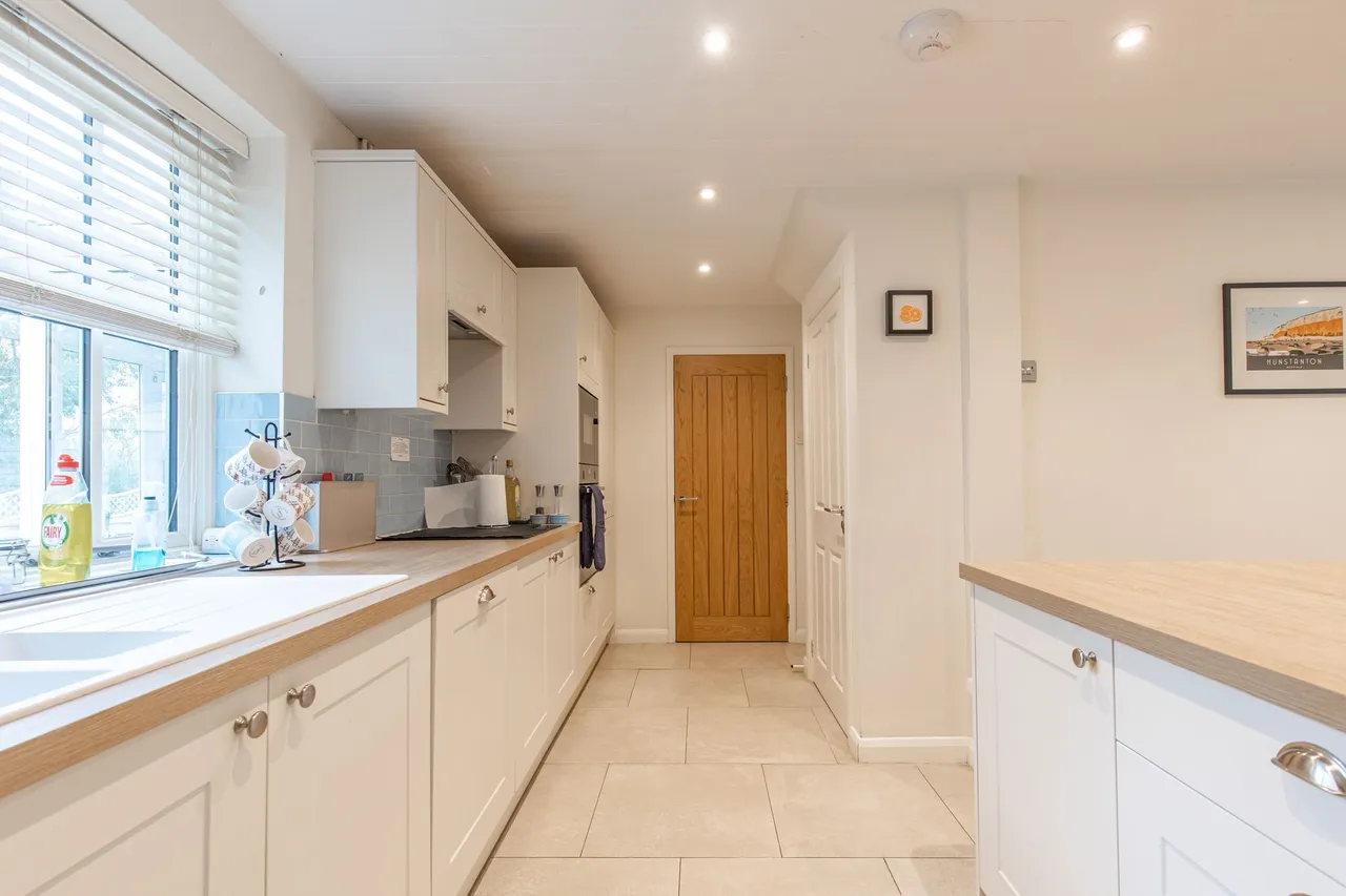 Modern Comfort and Coastal Living in, photo 2