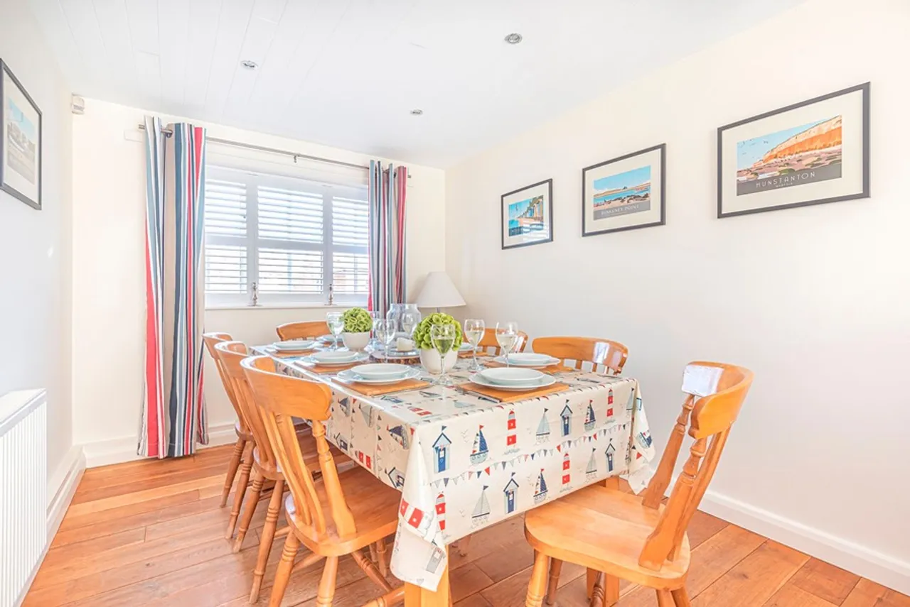 Modern Comfort and Coastal Living in, photo 9
