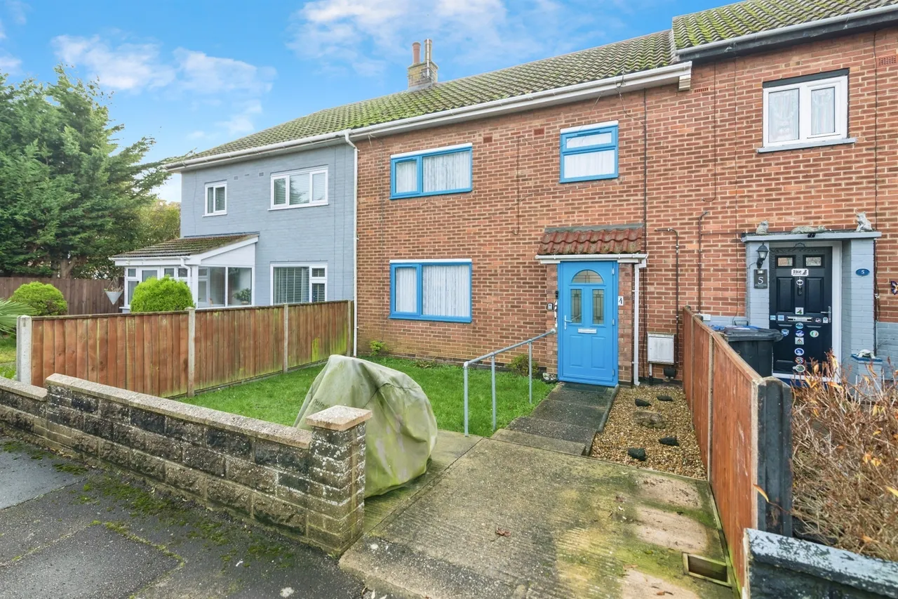 3 bed house for sale — Northwood Close, Lowestoft