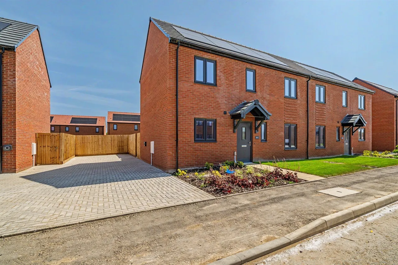 3 bed house for sale — Eastwood, Bradwell, Great Yarmouth
