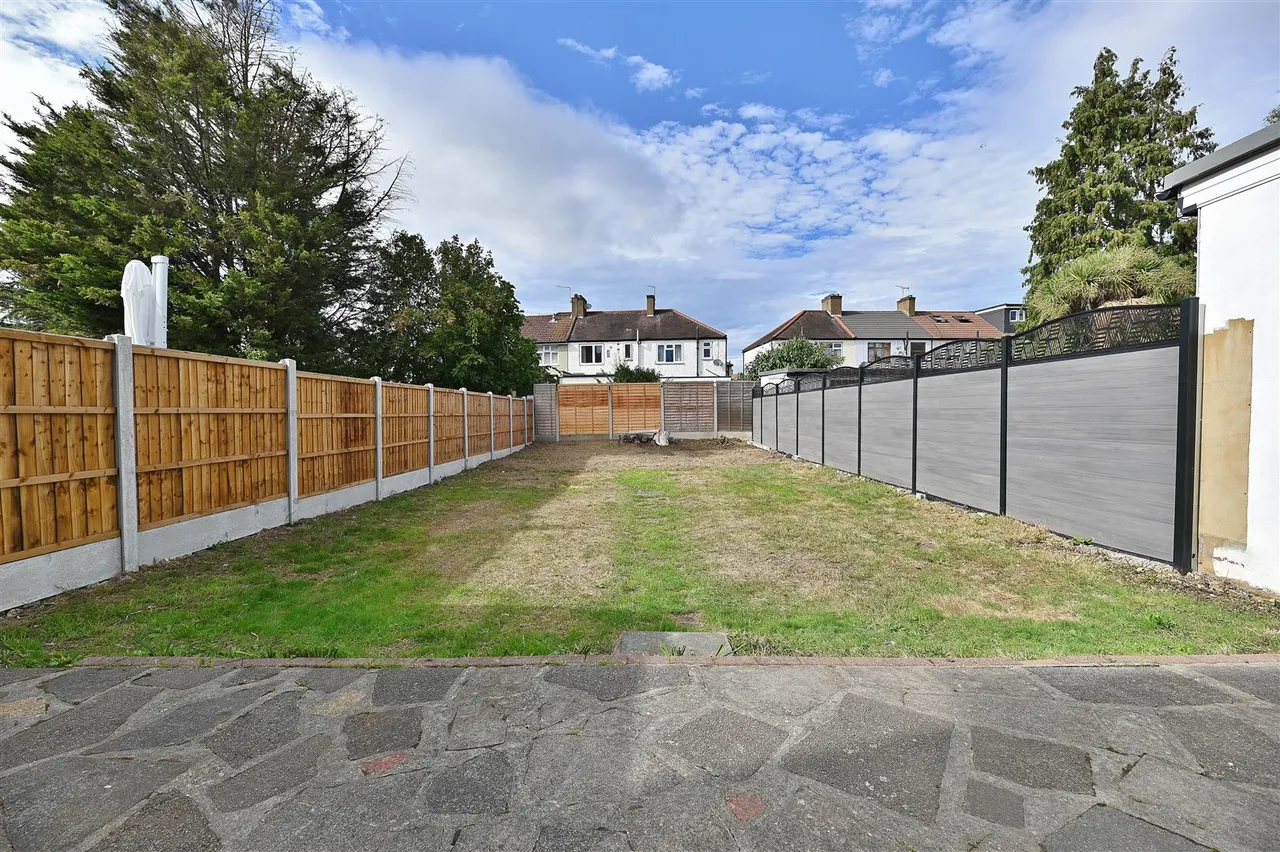 Fairlop Road, Barkingside, Essex, Ilford, IG62EF, photo 3